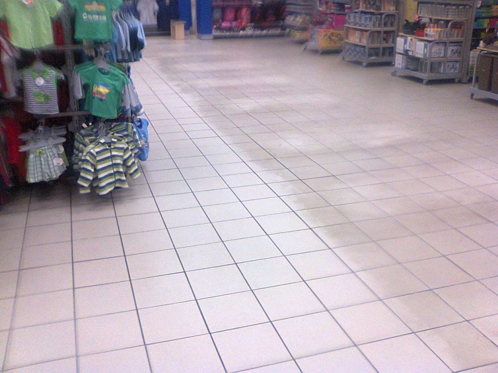 mycie podłogi w sklepie