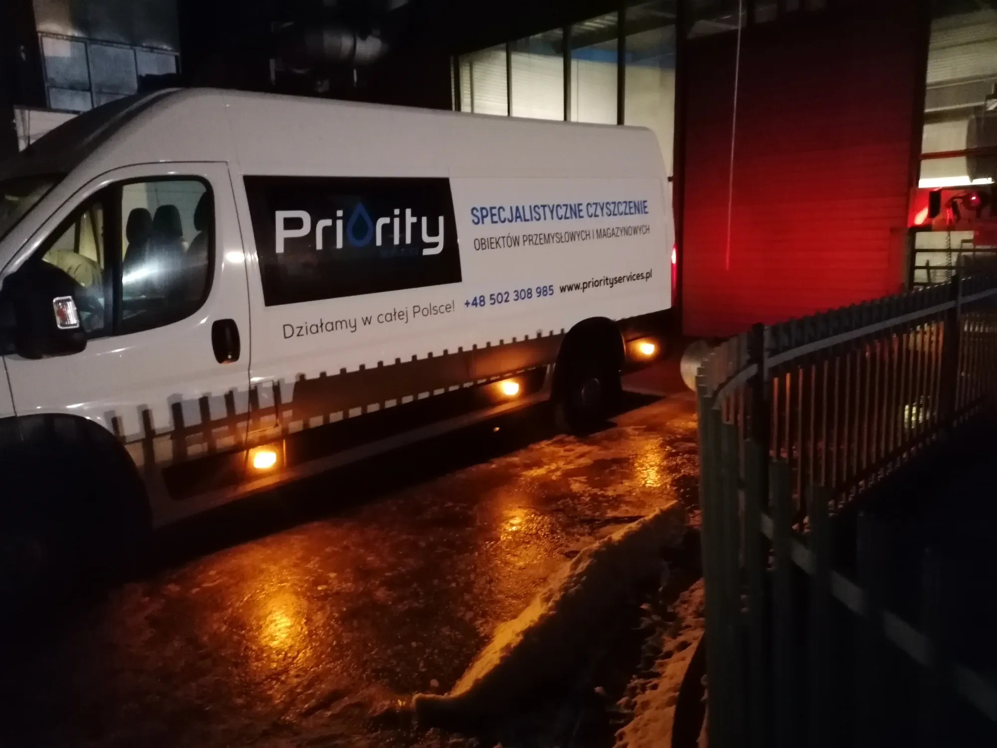 samochód dostawczy firmy Priority Services