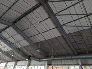 czyszczenie dachu w hali produkcyjnej