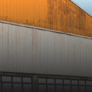 Usuwanie osadów kamienia z elewacji